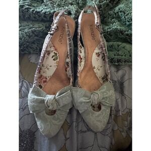 Kenzie brand slingback pumps feature a pointed toe, a‎ bow on the front,